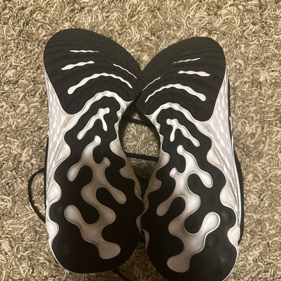 Nike React - Picture 2 of 3